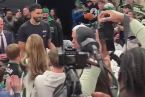 真是医学奇迹啊！塔图姆进入球馆时，球迷疯狂尖叫！