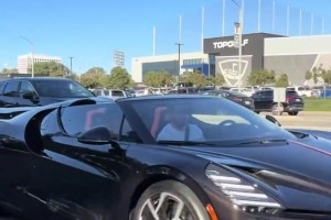 东契奇驾驶自己的百万美元豪车出现在洛杉矶街头！